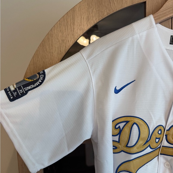Los Angeles Dodgers Gold Script #18 World Series Champions Jersey- Medium- Nike - Picture 5 of 10